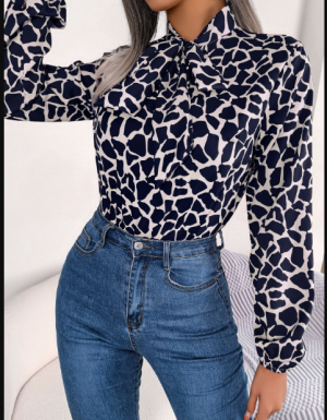 Stilla | Sæsonbestemt Bluse Med Geometrisk Print, Lanternesleeves Og Udskåret Udskæring