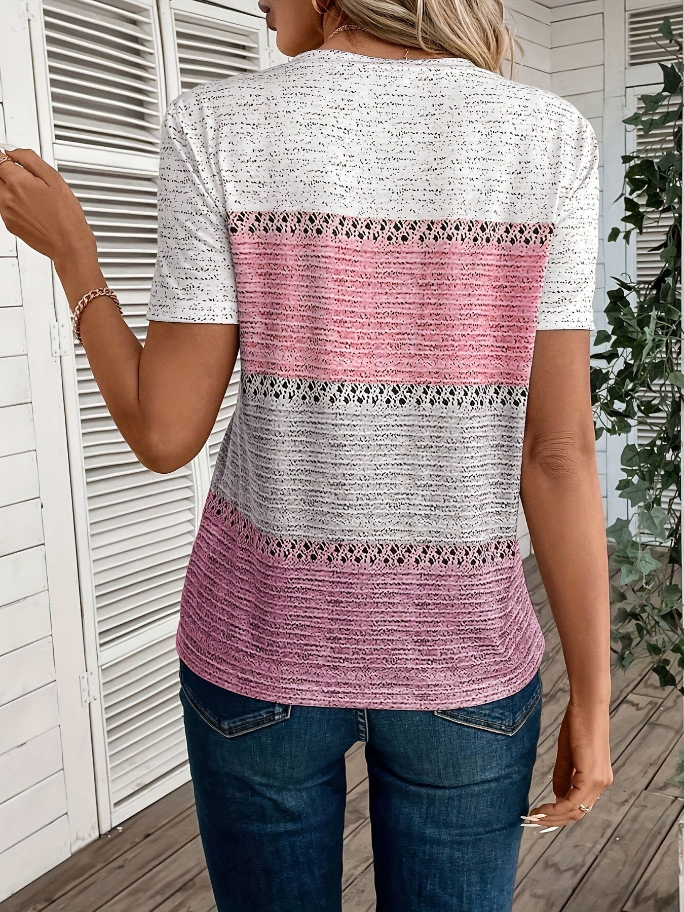 Stilla | T-Shirt Med V-Udskæring, Kortærmet Og Farveblokke. Blødt Polyester, Åndbart Hot på udsalg