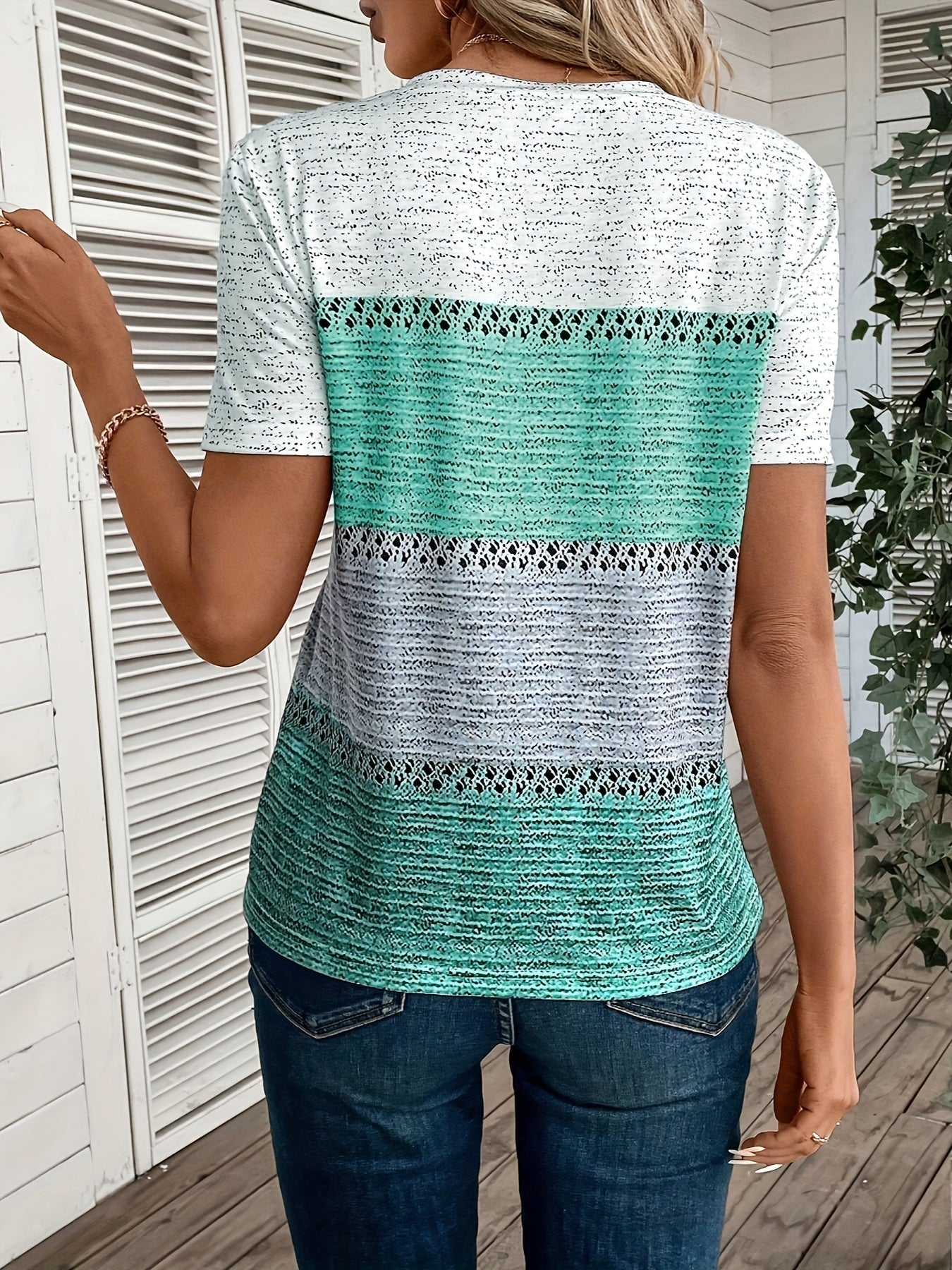 Stilla | T-Shirt Med V-Udskæring, Kortærmet Og Farveblokke. Blødt Polyester, Åndbart Hot på udsalg
