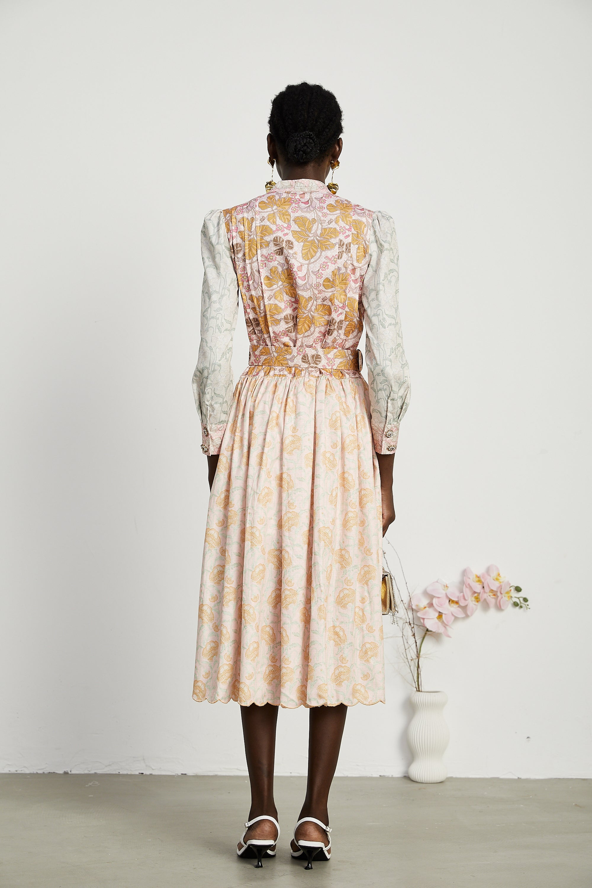 Stilla | Plisseret Pastel Blomsterprint Midi Kjole