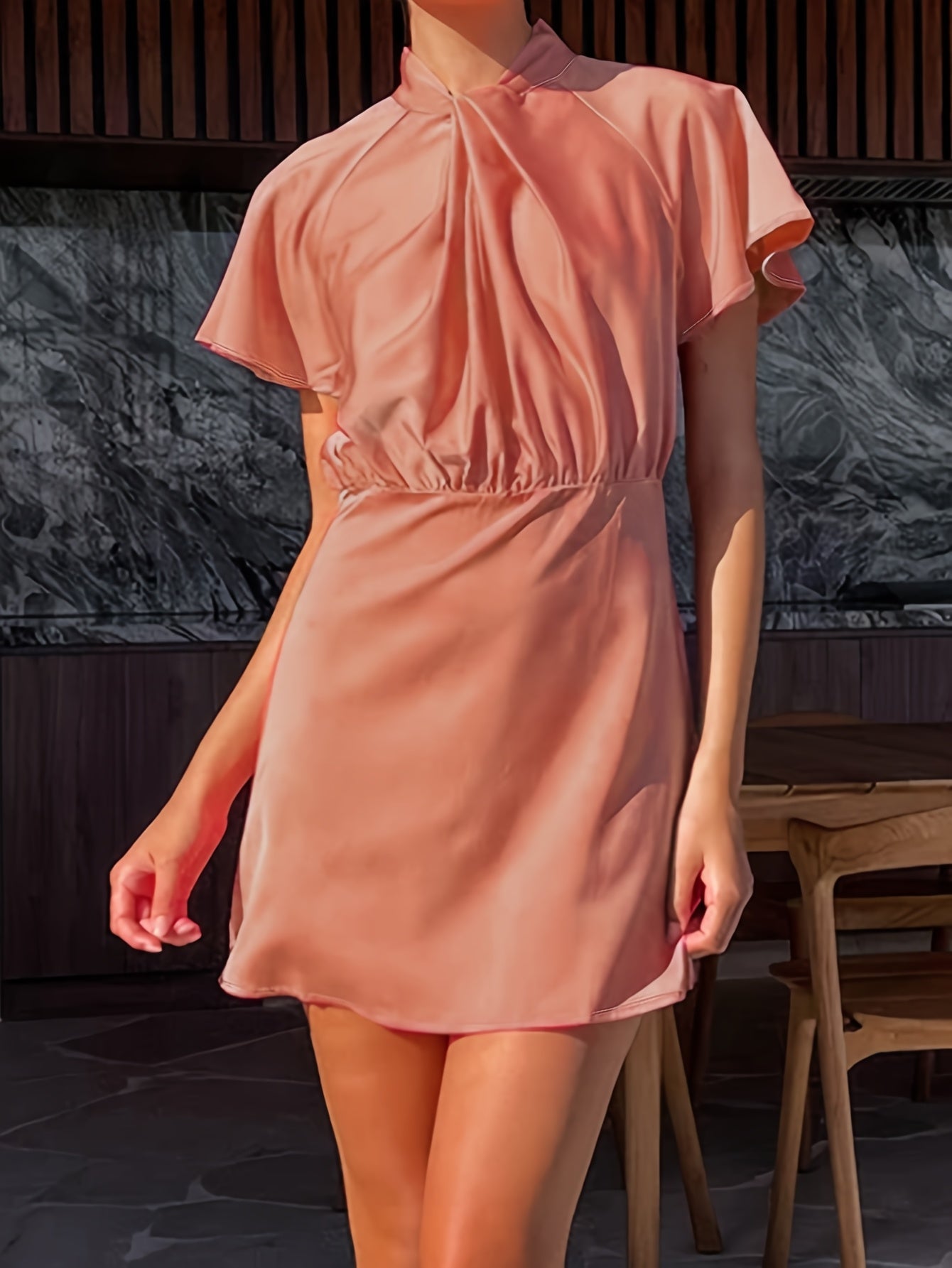 Stilla | Elegant Kjole Polyester Satin Til Kvinder Snoet Foran, Flæseærmer Og Krave