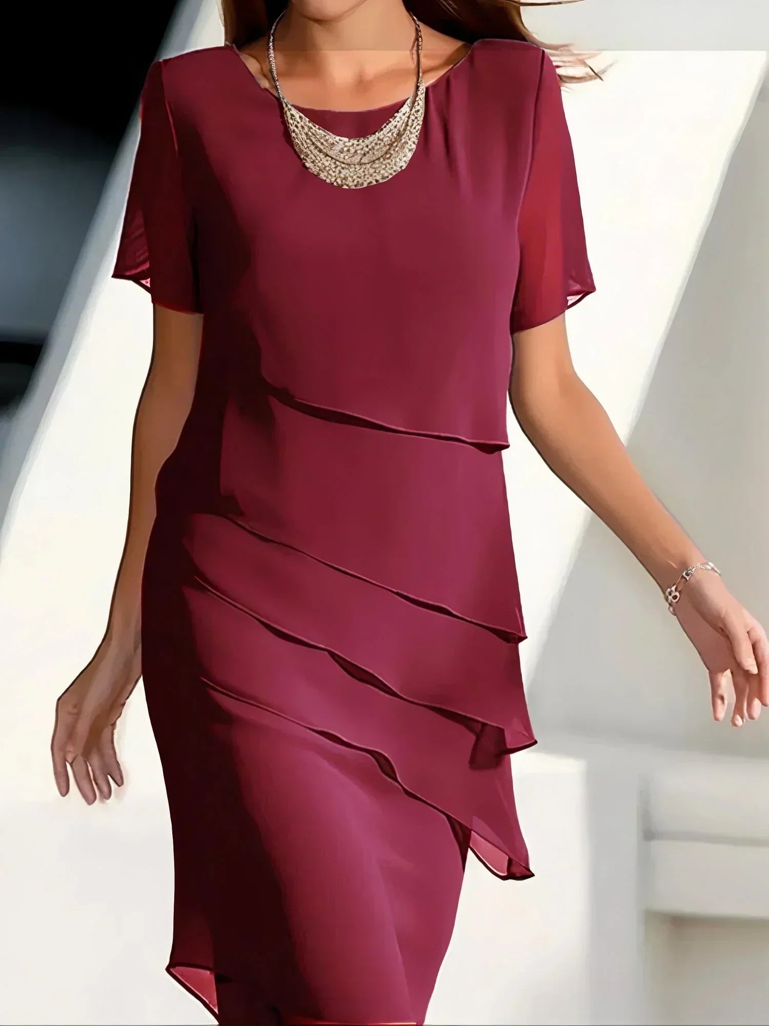 Stilla | En elegant kjole med korte ærmer for et raffineret look