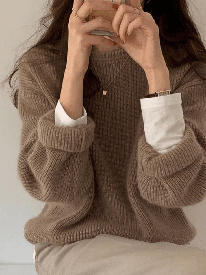 Stilla | Dame sweater I Minimalistisk Stil Med Voluminøs Krave