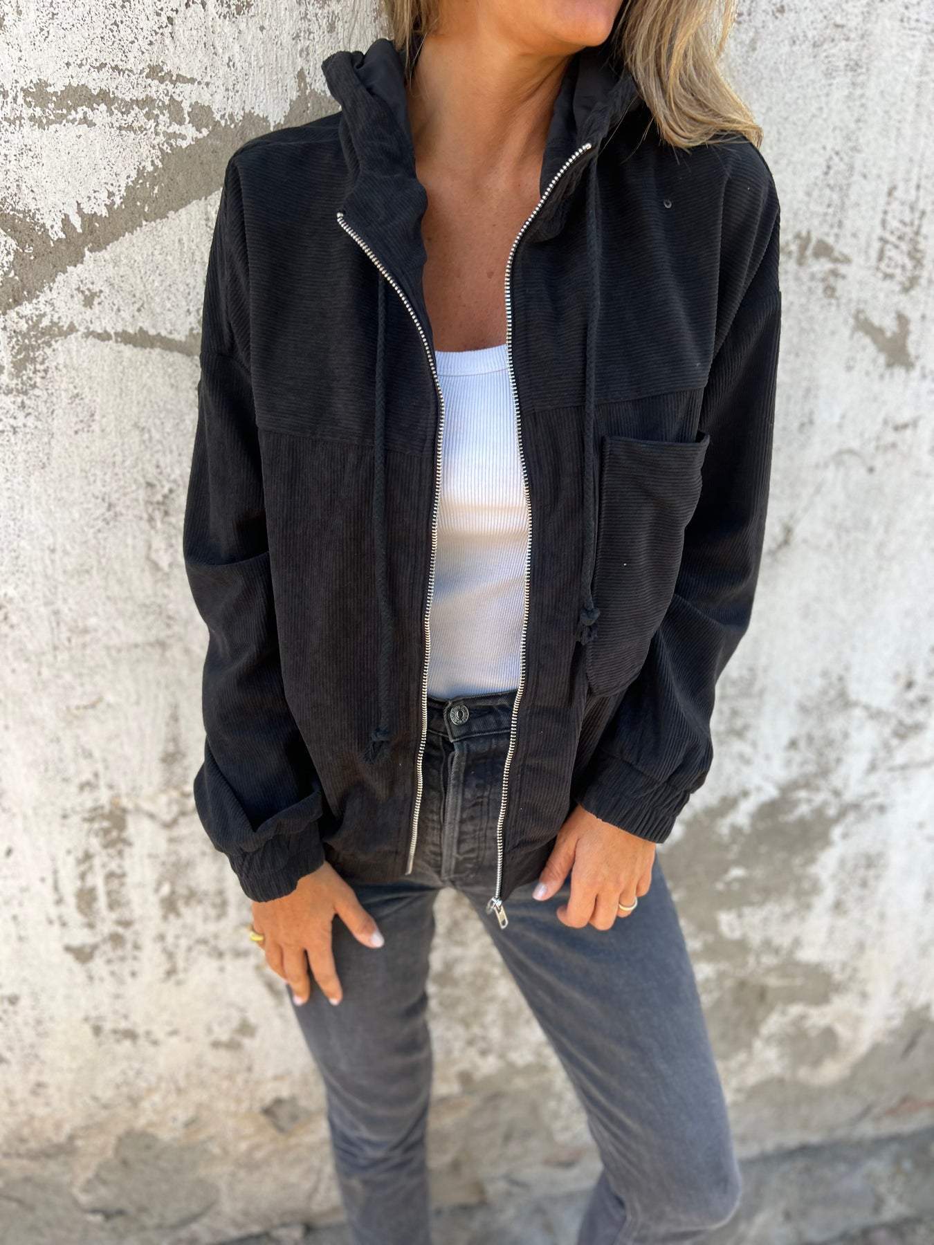 stilla-casual-jakke-med-huva-och-dragkedja_3.jpg Stilla | Casual jakke med huva och dragkedja Udsalg