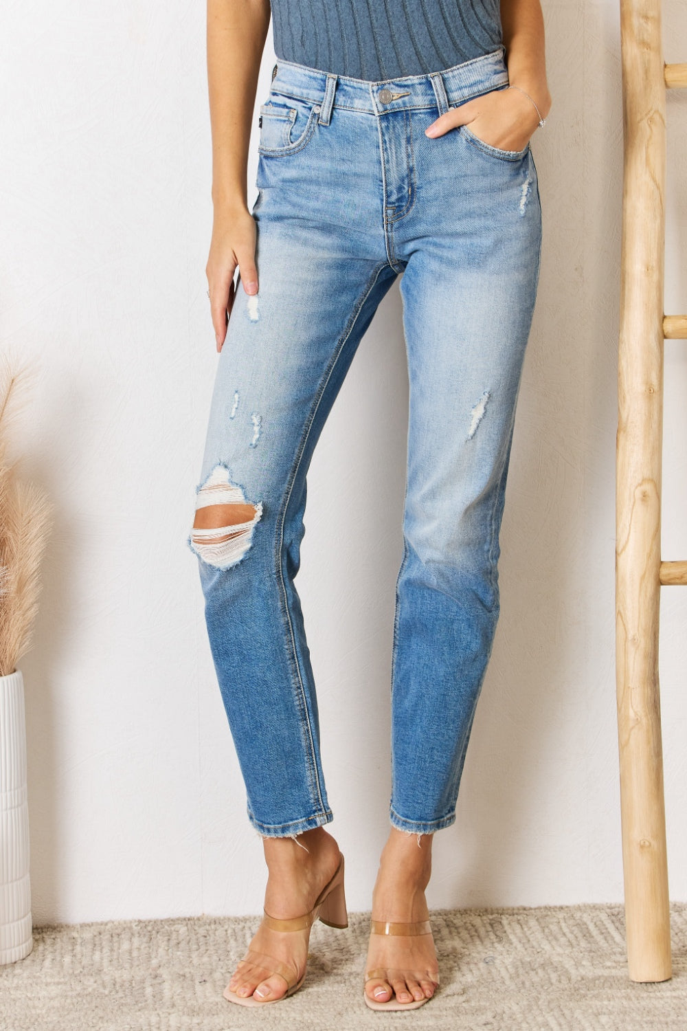 Stilla | High Rise Distressed Slim Straight Jeans