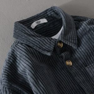 Stilla | Damebluse med knaplukning og stilfuldt look