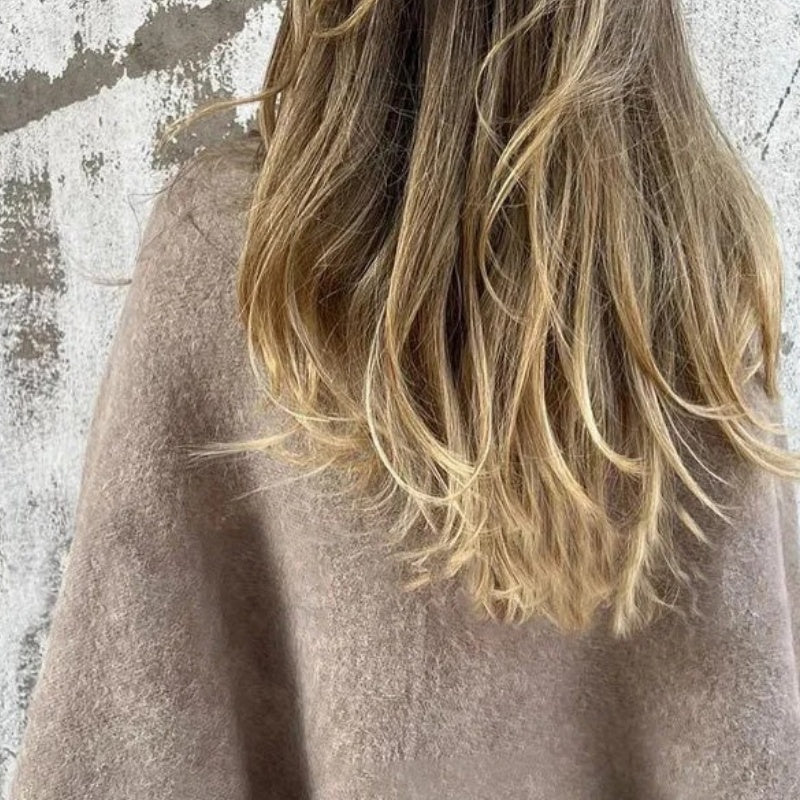 Stilla | Elegant Kort Frakke Med Klokkeærmer For En Fikset Stil