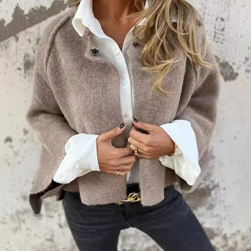 Stilla | Elegant Kort Frakke Med Klokkeærmer For En Fikset Stil