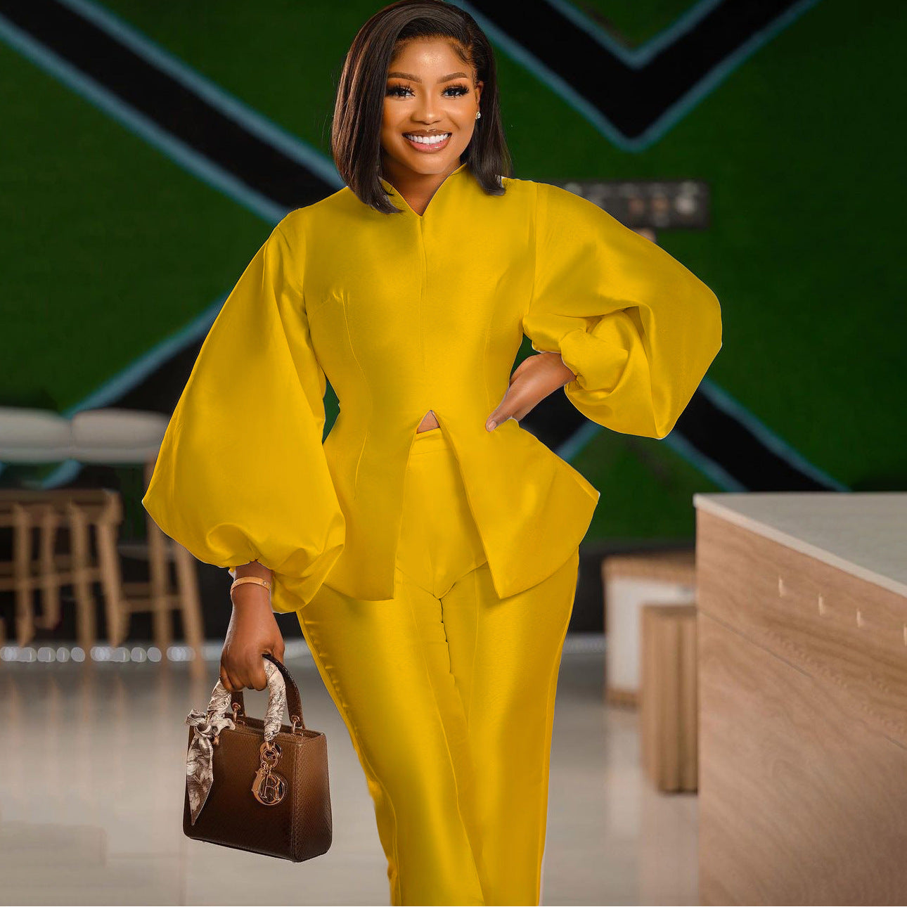 Stilla | Kvinders to Delt Peplum Stil Buksedragt Med Faux Hals