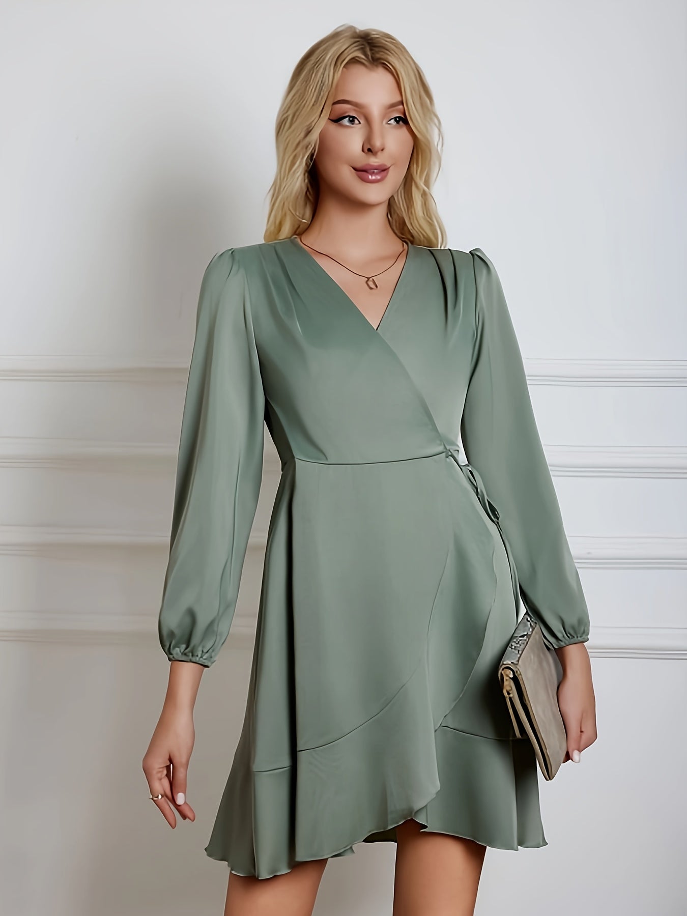 Stilla | Dame Mintgrøn Satin Omslagskjole Lanterneformede Ærmer, Detaljer Med Flæser, Krydsdekolté