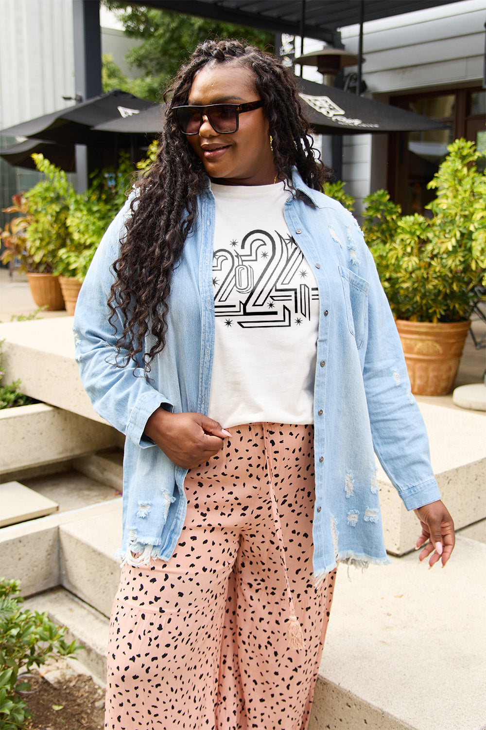 Stilla | Simply Love Størrelse 2024 Rundhals Korte ærmer T-Shirt