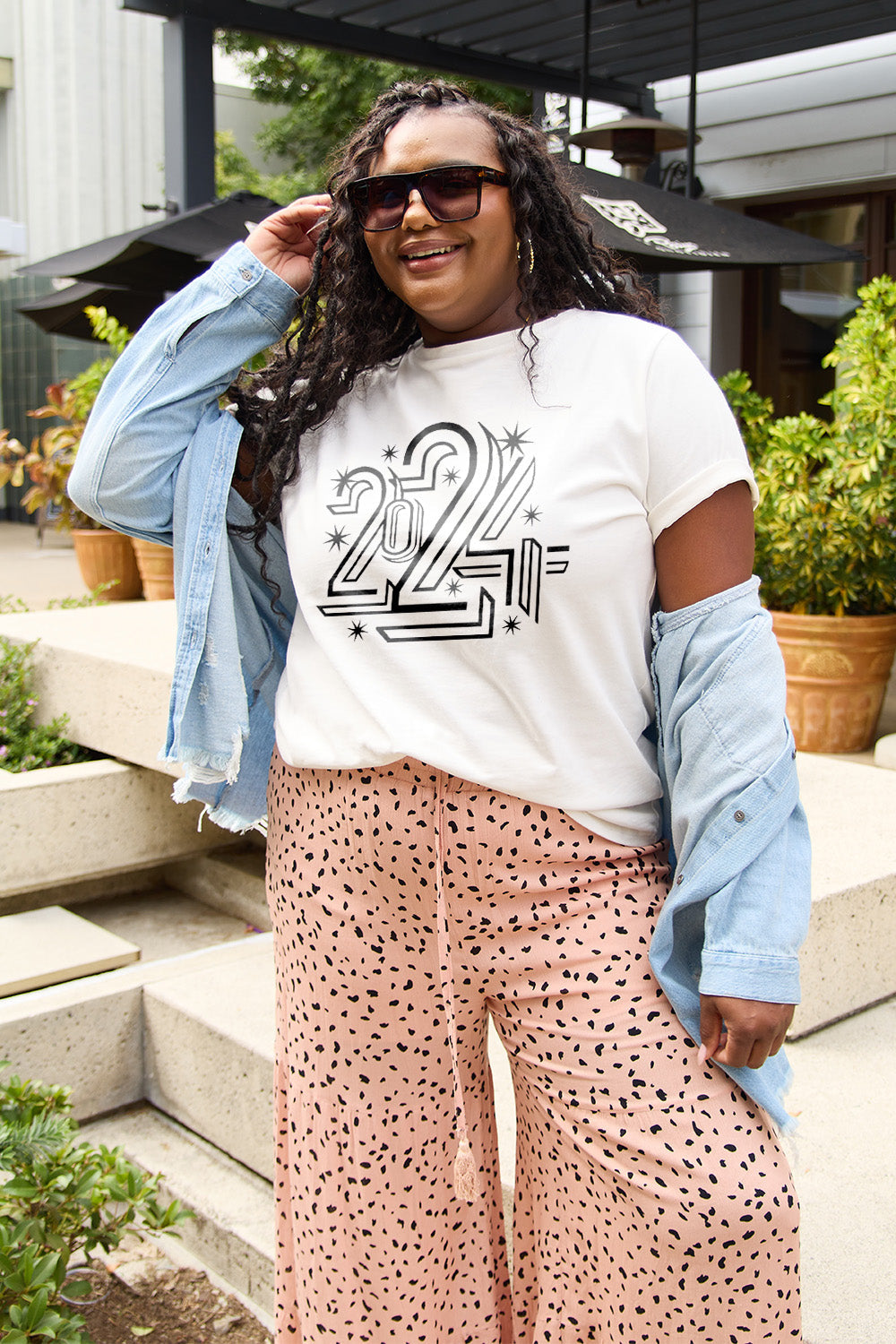 Stilla | Simply Love Størrelse 2024 Rundhals Korte ærmer T-Shirt