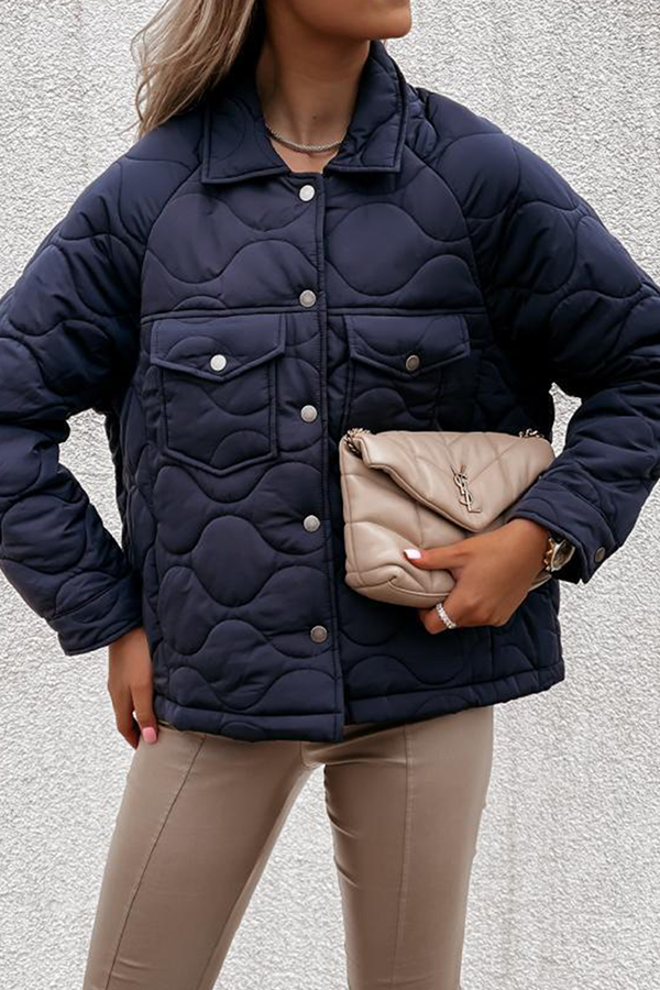 Stilla | Lækre Patchwork Outdoor Tøj Med Lommeklap og Omsluttet Krave Rabat
