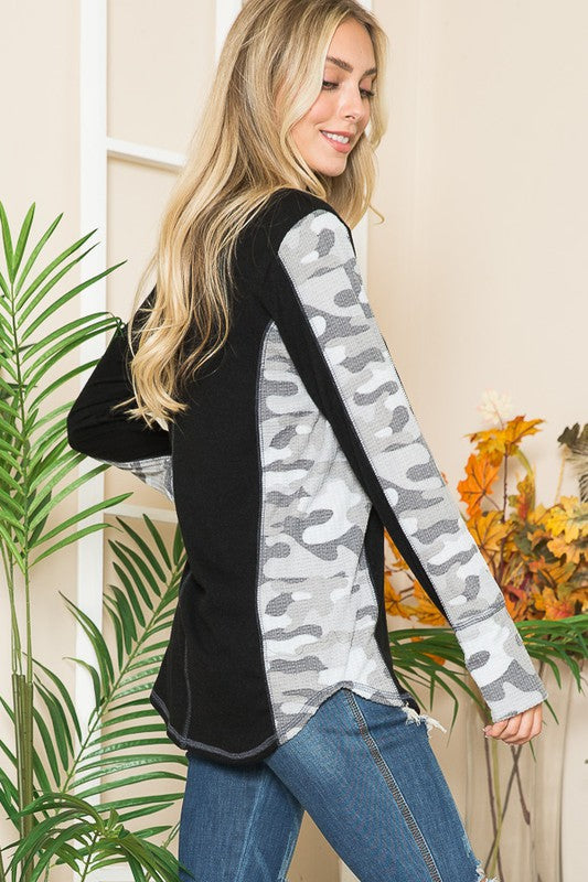 Stilla | Print Kontrast Tommelfingerhul Strik