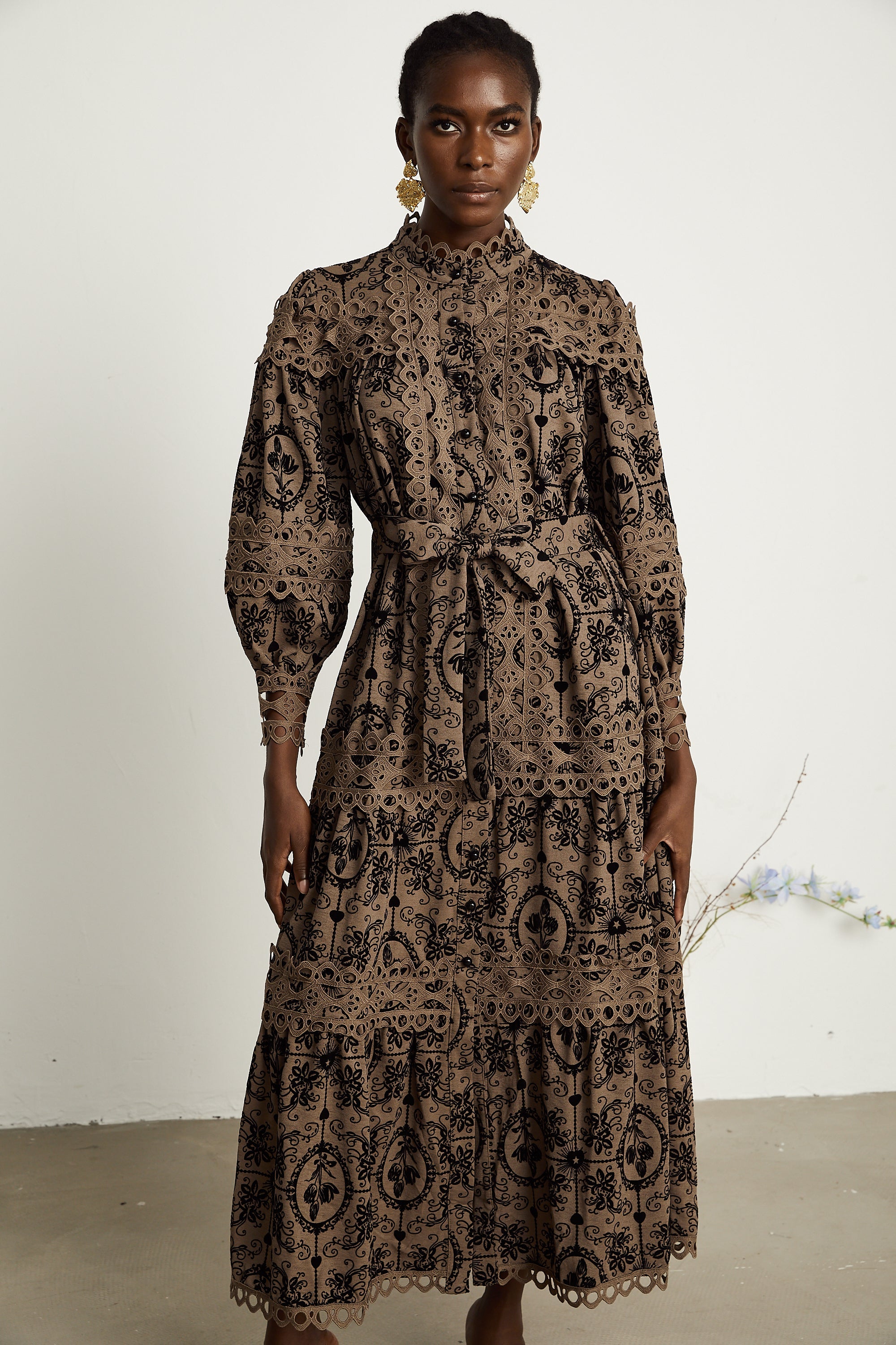 Stilla | Brun Mønster Print Midi Kjole