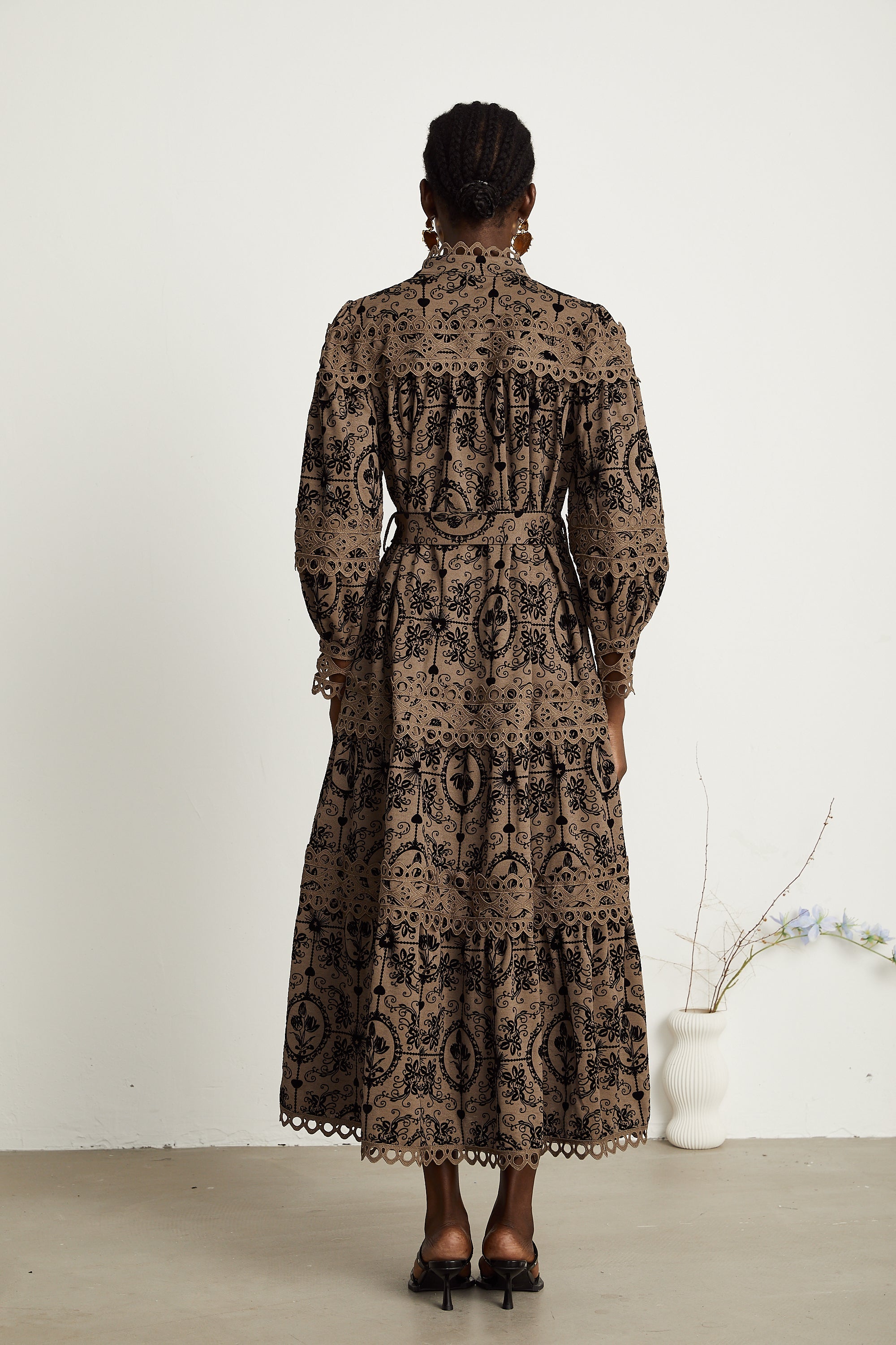 Stilla | Brun Mønster Print Midi Kjole