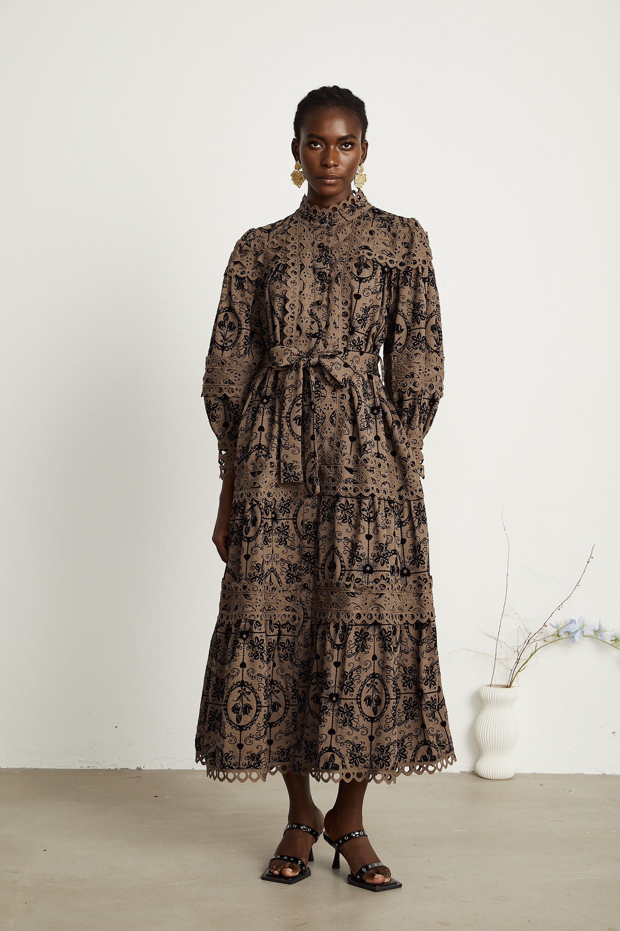Stilla | Brun Mønster Print Midi Kjole