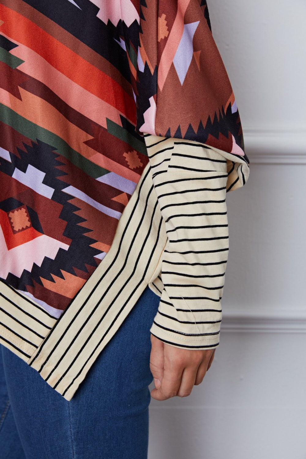 Stilla | Geometrisk Stripe Indsats Rundhalset Bluse